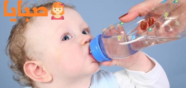 متى يشرب طفلي الرضيع الماء