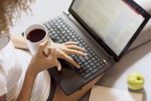 ممارسة المرأة شغل علي الانترنت