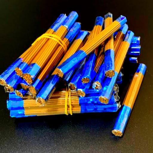 3 أنواع من البخور والمعطرات سوف تذهلك برائحتها العطرة 1 تلتصق الحشائش الفاخرة برائحة طويلة الأمد