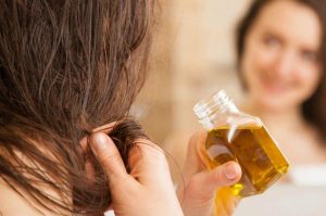 استخدام الزيوت الطبيعية والعلاجات العشبية لصحة الشعر