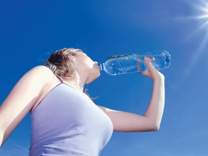 أهمية شرب الماء بانتظام وتأثيره على الجسم 