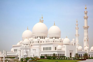 جامع الشيخ زايد الكبير | تحفة أبو ظبي المعمارية من أكبر المساجد في العالم